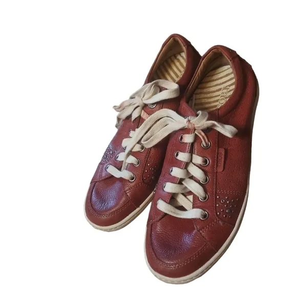 8 Toas red sneaker