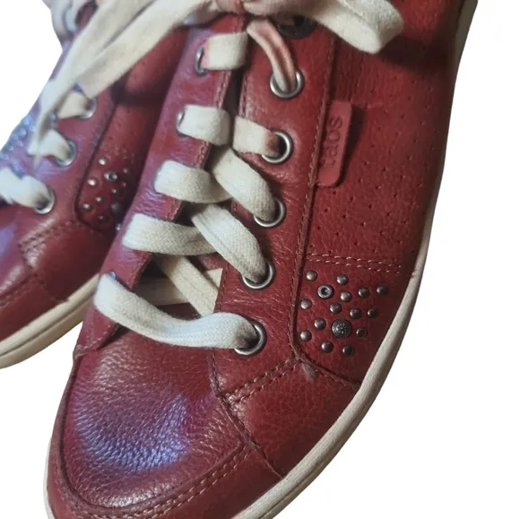 8 Toas red sneaker