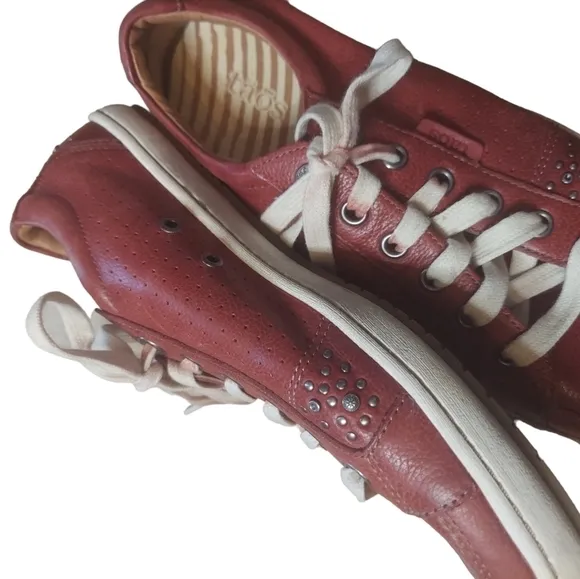 8 Toas red sneaker