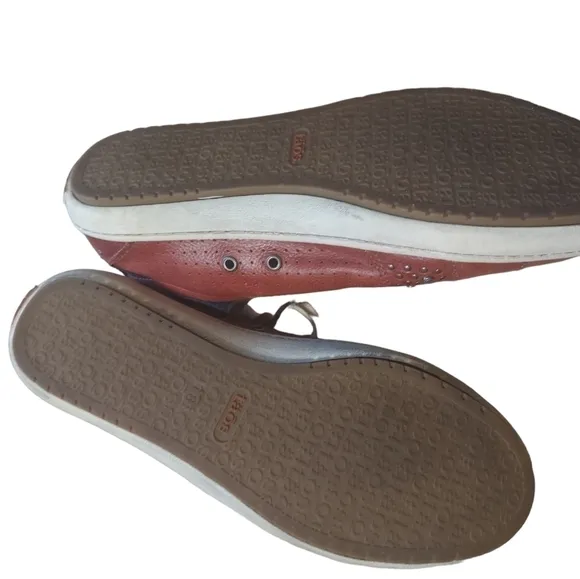 8 Toas red sneaker