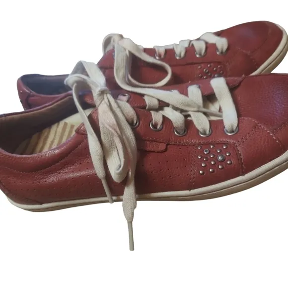 8 Toas red sneaker
