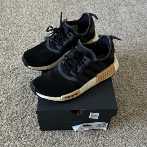 Adidas Women’s NMD R1 'Black Carbon shoes sneakers size 7