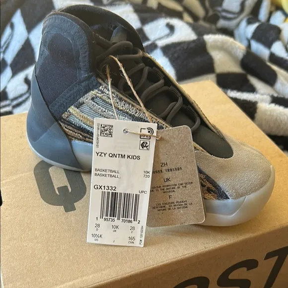 Adidas Yeezy Qntm Black and Gray Sneakers with Sleek Design