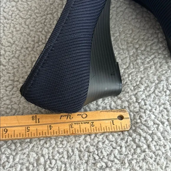 Black Textured Wedge Shoes for Versatile Wear