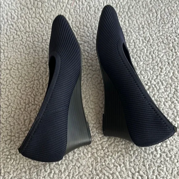 Black Textured Wedge Shoes for Versatile Wear