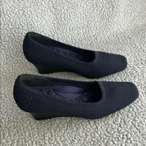 Black Textured Wedge Shoes for Versatile Wear