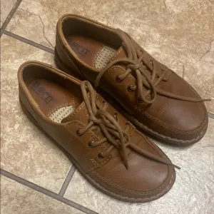 Born Brown Size 6 Leather Oxfords with Handcrafted Stitching
