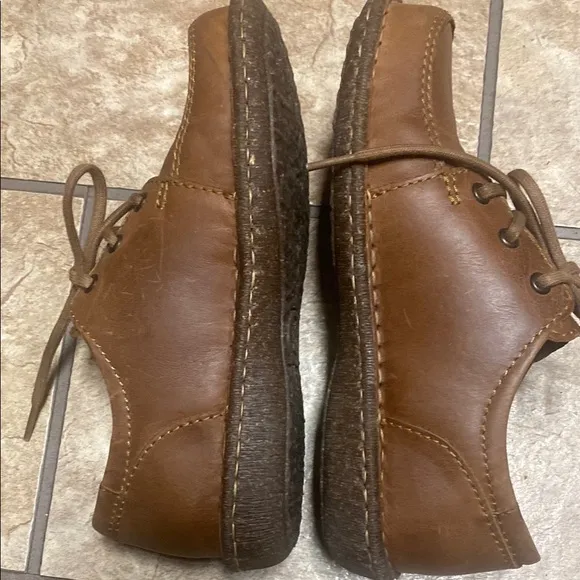 Born Brown Size 6 Leather Oxfords with Handcrafted Stitching