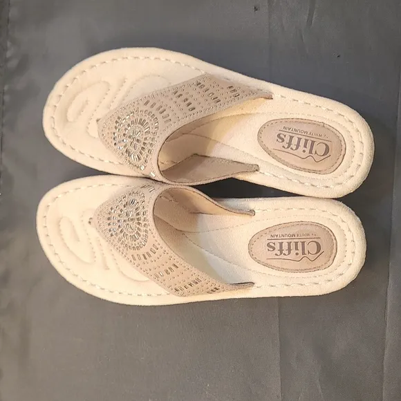 BRAND NEW CLIFFS BY WHITE MOUNTAIN  WOMENS CIENNA DEMI WEDGE  THONG THONG SANDAL