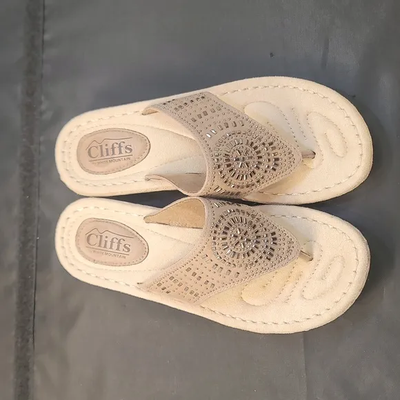 BRAND NEW CLIFFS BY WHITE MOUNTAIN  WOMENS CIENNA DEMI WEDGE  THONG THONG SANDAL