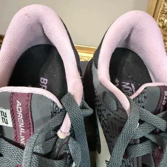 Brooks Adrenaline GTS 22 Dark Grey Purple Women's Running Shoes. Size 8.5