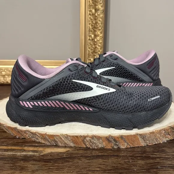 Brooks Adrenaline GTS 22 Dark Grey Purple Women's Running Shoes. Size 8.5