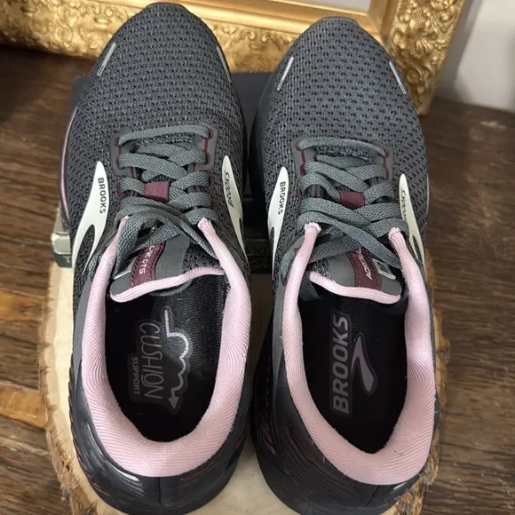 Brooks Adrenaline GTS 22 Dark Grey Purple Women's Running Shoes. Size 8.5
