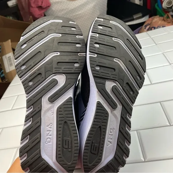 Brooks Womens Launch GTS 9 1203741B060 Black Running Shoes Sneakers Size 10.5