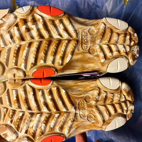 Cinnamon Toast Crunch Crocs Size 6/8 Unisex