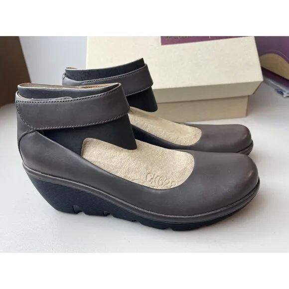 Clarks Brown Leather Wedge Mary Jane Shoes - Size 8