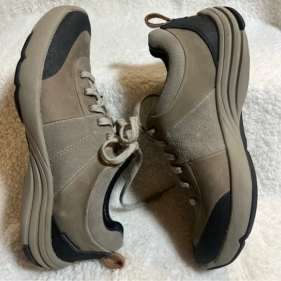 Clarks Wave Walk waterproof lace-up shoes size 6.5
