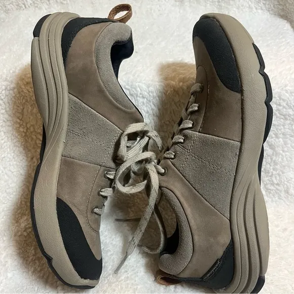 Clarks Wave Walk waterproof lace-up shoes size 6.5