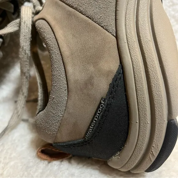 Clarks Wave Walk waterproof lace-up shoes size 6.5
