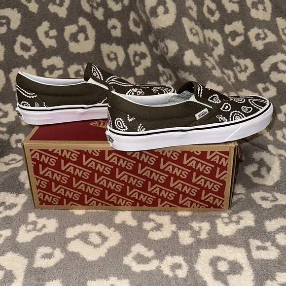 Classic Slip-on Vans New in Peace ✌🏻 Paisley &amp; Grape Lea 😘
