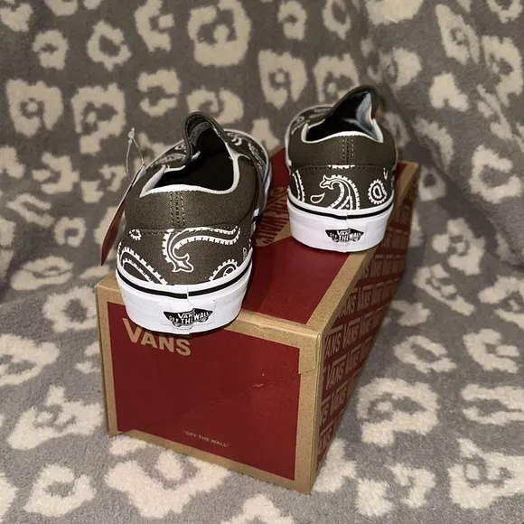 Classic Slip-on Vans New in Peace ✌🏻 Paisley &amp; Grape Lea 😘