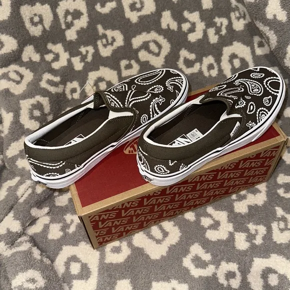 Classic Slip-on Vans New in Peace ✌🏻 Paisley &amp; Grape Lea 😘