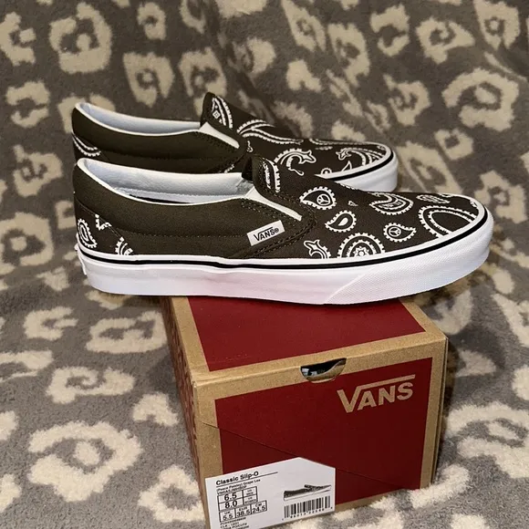Classic Slip-on Vans New in Peace ✌🏻 Paisley &amp; Grape Lea 😘