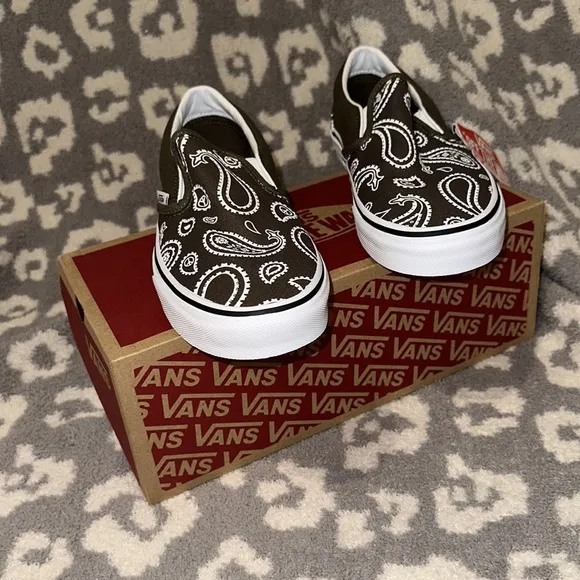 Classic Slip-on Vans New in Peace ✌🏻 Paisley &amp; Grape Lea 😘