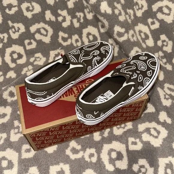 Classic Slip-on Vans New in Peace ✌🏻 Paisley &amp; Grape Lea 😘