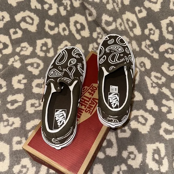 Classic Slip-on Vans New in Peace ✌🏻 Paisley &amp; Grape Lea 😘
