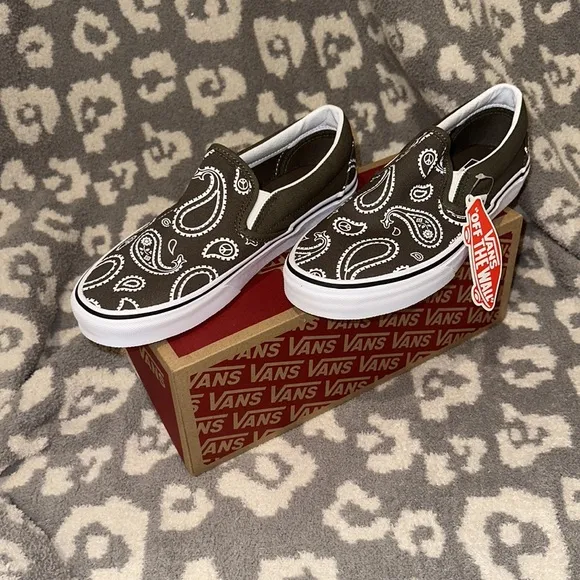 Classic Slip-on Vans New in Peace ✌🏻 Paisley &amp; Grape Lea 😘