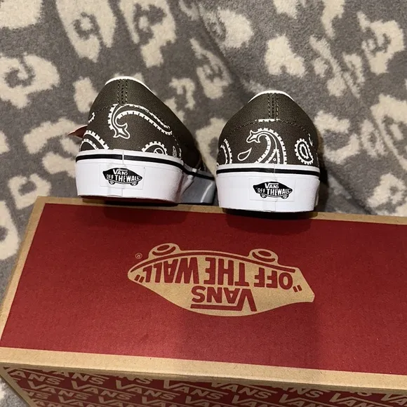 Classic Slip-on Vans New in Peace ✌🏻 Paisley &amp; Grape Lea 😘