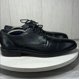 Cole Haan  Oxford Derby Shoes with Leather Upper and Rounded Toe