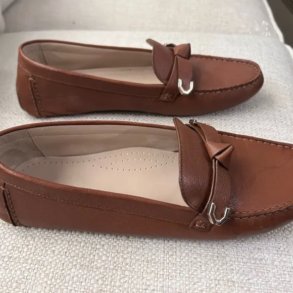 Cole Haan women’s super comfortable tan flat shoes with bow, size 10