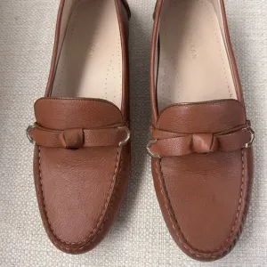 Cole Haan women’s super comfortable tan flat shoes with bow, size 10