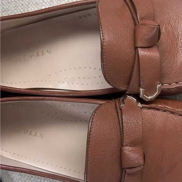 Cole Haan women’s super comfortable tan flat shoes with bow, size 10