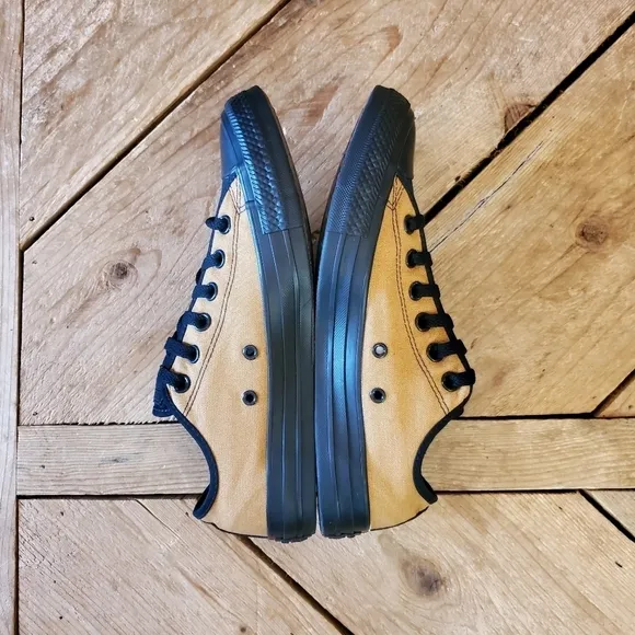 Converse Canvas Tan and Black - Excellent Preowned Condition Men's 7, Women's 9