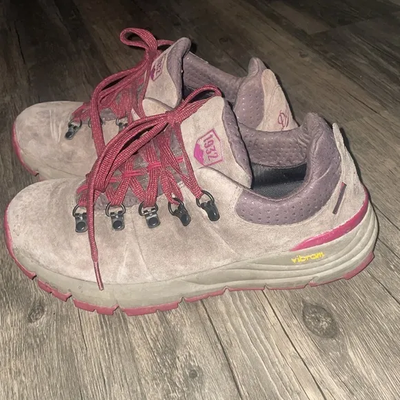 DANNER MOUNTAIN LOW 600  woman’s size 7.5