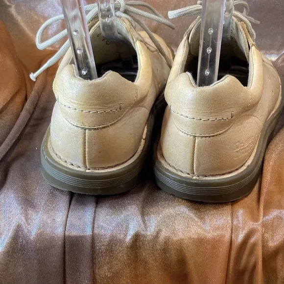 Dr. Martens 8a58 size 7. Unisex. Beige casual shoes. Very good condition.