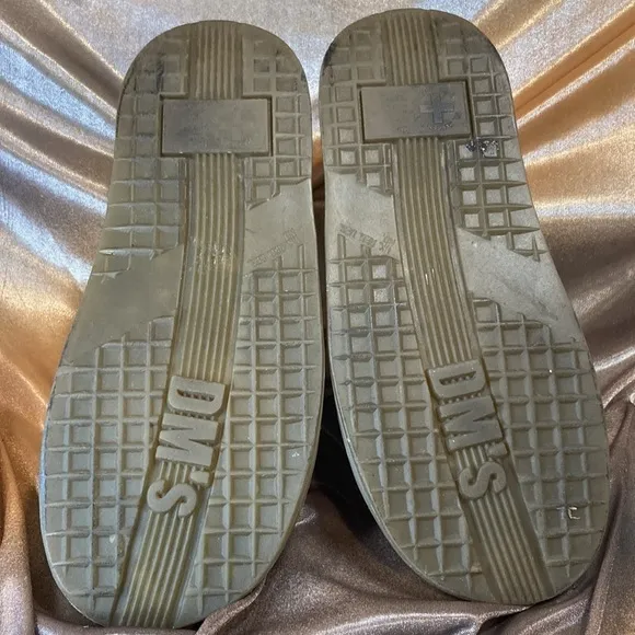 Dr. Martens 8a58 size 7. Unisex. Beige casual shoes. Very good condition.