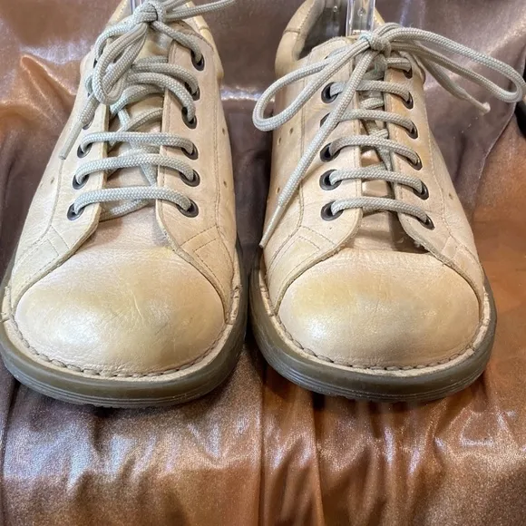 Dr. Martens 8a58 size 7. Unisex. Beige casual shoes. Very good condition.