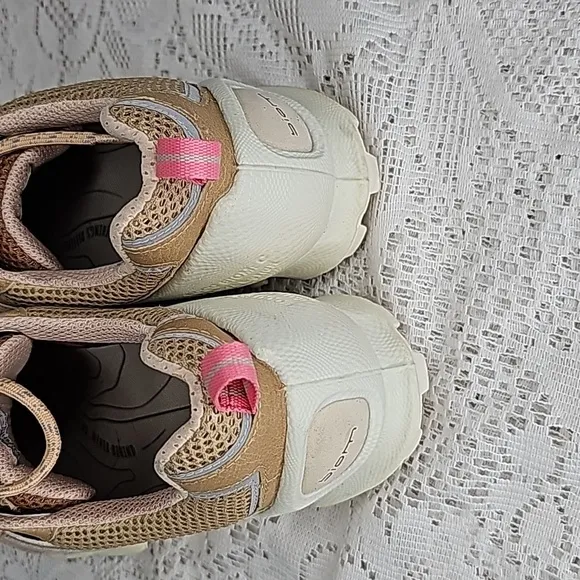Ecco biom C knit trail running training white tan pink athletic shoes sz 8