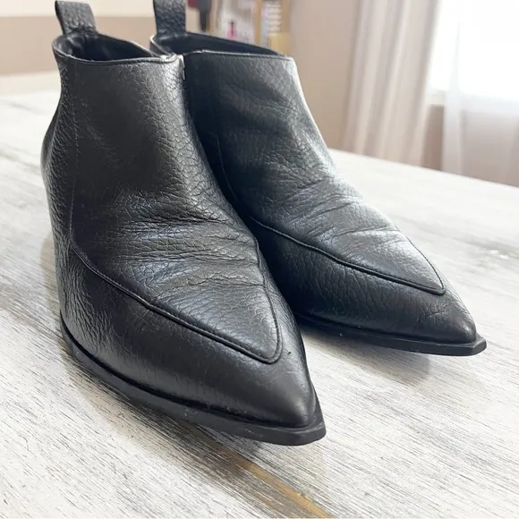 Everlane Ankle Boots Sleek Black pebbled Design size 10