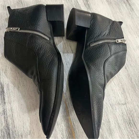 Everlane Ankle Boots Sleek Black pebbled Design size 10
