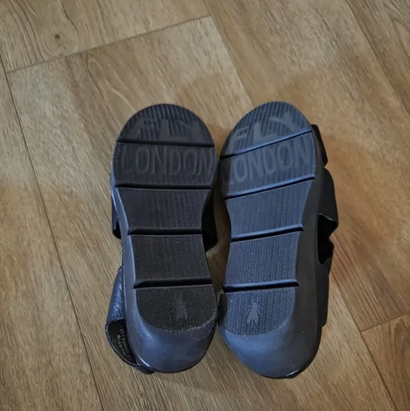 FLY LONDON NOLI056FLY Black Wedge Heels NWT