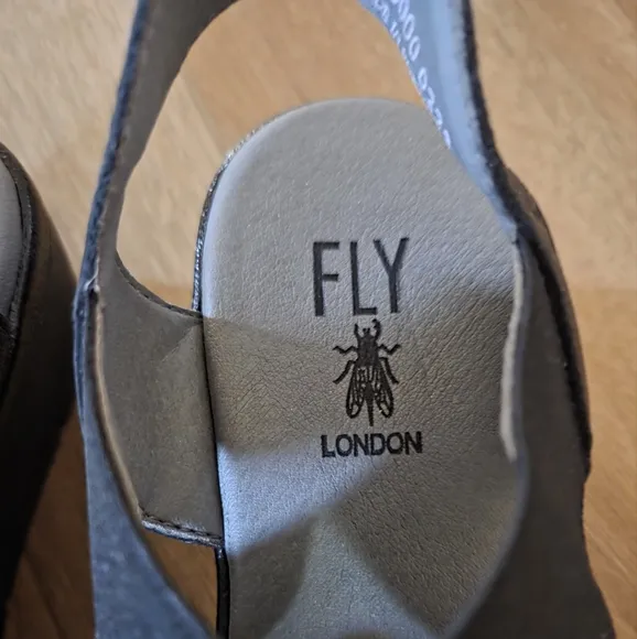 FLY LONDON NOLI056FLY Black Wedge Heels NWT