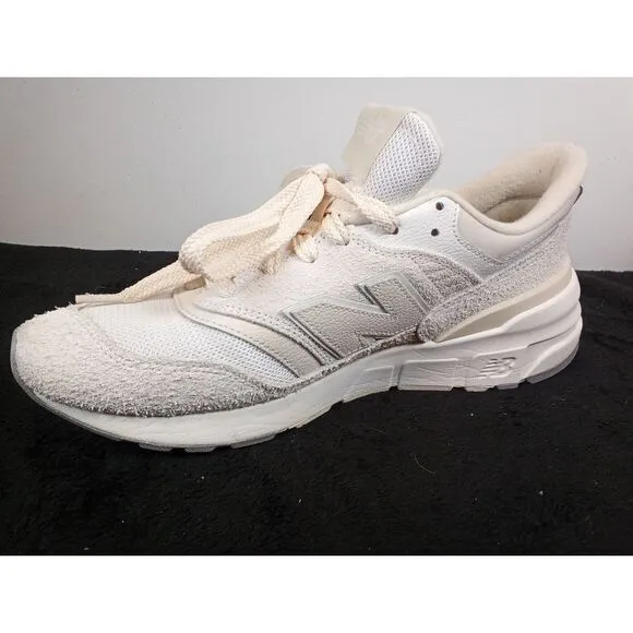 Gender Inclusive New Balance 997 R‎ Sea Salt/Linen Size 9.5 Men, 11 Women D