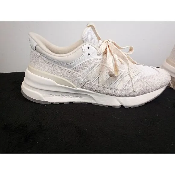 Gender Inclusive New Balance 997 R‎ Sea Salt/Linen Size 9.5 Men, 11 Women D