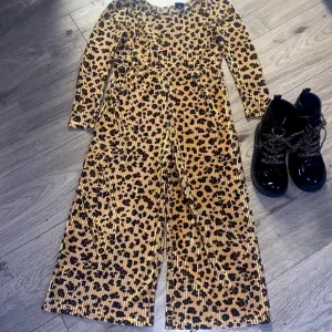 Girls size 6X cheetah print romper and shoes to match! 😍😍