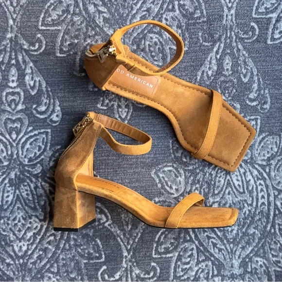 Good American Block Heel Square Toe Sandal in Amber Size 7